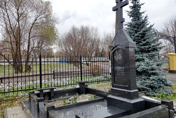 Высокая гранитная стела с православным крестом в навершии